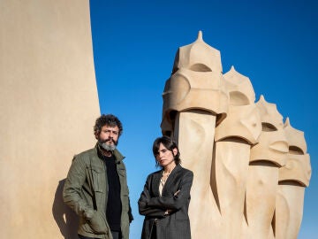 Isak F&eacute;rriz y Ver&oacute;nica Echegui en una imagen promocional de 'Ciudad de sombras'