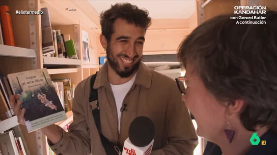 Isma Juárez elige 'Jugar al aire libre' como el libro 'ideal' para Rajoy: "Como ya no tiene que tomar decisiones importantes" Isma Juárez elige 'Jugar al aire libre' como el libro 'ideal' para Rajoy: "Como ya no tiene que tomar decisiones importantes"