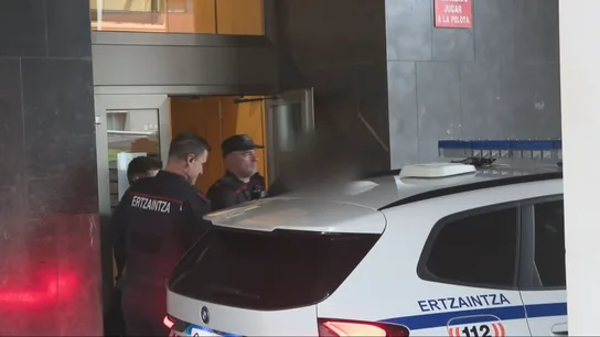 Imagen en la que agentes de la Ertzaintza sacan al principal acusado del domicilio de la mujer asesinada Imagen en la que agentes de la Ertzaintza sacan al principal acusado del domicilio de la mujer asesinada