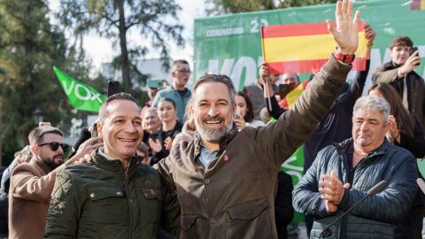 El presidente de Vox, Santiago Abascal, y el candidato de Vox a la Presidencia, &Oacute;scar Fern&aacute;ndez.