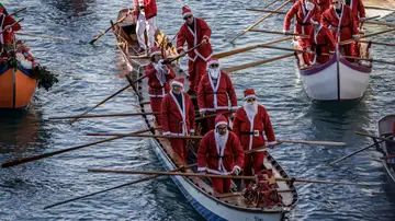 Papá Noel en góndola en Venecia Papá Noel en góndola en Venecia