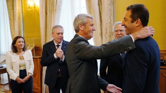 Alfonso Rueda saluda al exconsejero Alfonso Villares durante la toma de posesi&oacute;n de Marta Villaverde como nueva conselleira do Mar, el pasado junio.