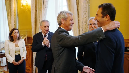 Alfonso Rueda saluda al exconsejero Alfonso Villares durante la toma de posesión de Marta Villaverde como nueva conselleira do Mar, el pasado junio. Alfonso Rueda saluda al exconsejero Alfonso Villares durante la toma de posesión de Marta Villaverde como nueva conselleira do Mar, el pasado junio.