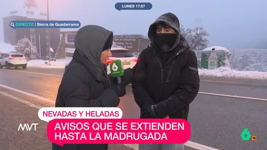 Las consecuencias del frío en la sierra de Madrid: se le congelan los pantalones esperando el autobús Debido a las nevadas se han producido cortes en algunas carreteras para acceder a la sierra de Madrid. Esto ha provocado que más de 50 personas hay tenido que esperar más de dos horas para poder volver a Madrid en autobús.