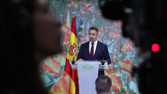 El l&iacute;der de VOX, Santiago Abascal, durante la rueda de prensa ofrecida este lunes en la sede del partido, en Madrid.