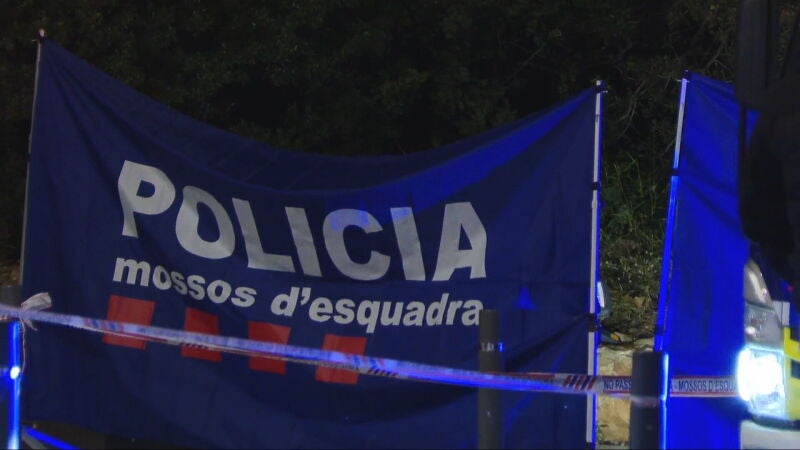 Imagen del dispositivo montado por los Mossos d'Esquadra para dar con el asesino de un hombre en Castelldefels (Barcelona)