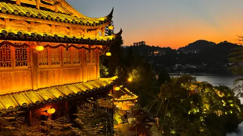 Furong Zhen, en China, por la noche Furong Zhen, en China, por la noche