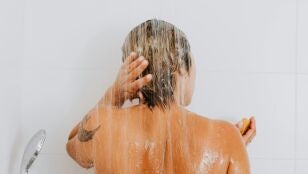 Mujer de espaldas en la ducha