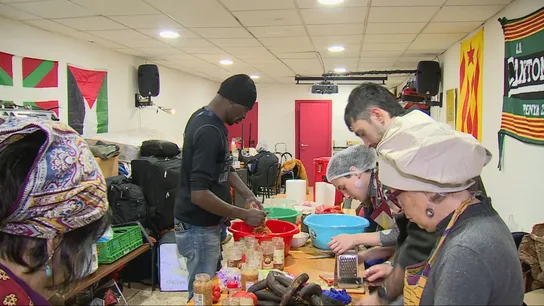 Vecinos de Badalona ofrecen comida y techo a los migrantes desalojados por García Albiol: "Les queremos ayudar" Vecinos de Badalona ofrecen comida y techo a los migrantes desalojados por García Albiol: "Les queremos ayudar"