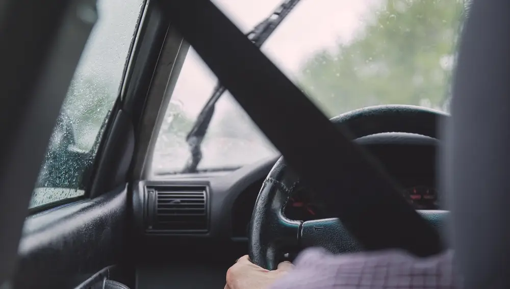 Imagen de archivo de una persona conduciendo un coche Imagen de archivo de una persona conduciendo un coche