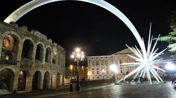 Plaza Bra, en Verona, con su estrella de Navidad Plaza Bra, en Verona, con su estrella de Navidad