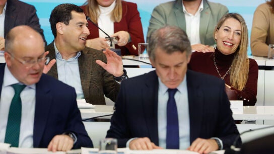 Juanma Moreno charla con Mar&iacute;a Guardiola con Miguel Tellado y Alberto N&uacute;&ntilde;ez Feij&oacute;o en primer plano