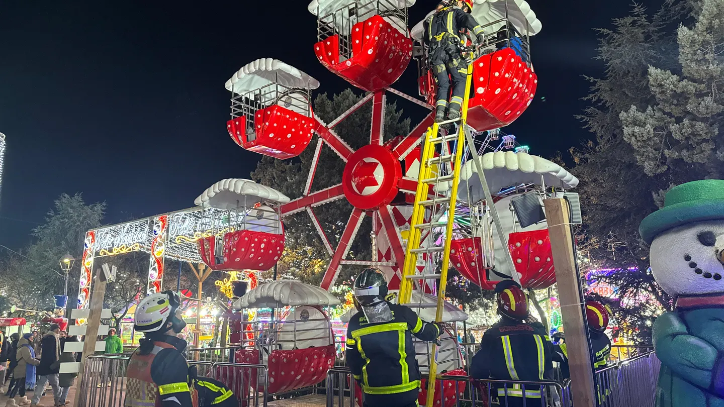 Rescatados cuatro menores atrapados en una cubeta de una noria infantil de Móstoles Rescatados cuatro menores atrapados en una cubeta de una noria infantil de Móstoles