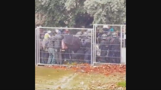 Desalojo de un colegio de los desocupados del Intituto B9 de Badalona