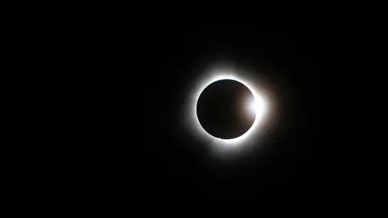 El fin de la totalidad de un eclipse solar se conoce como "el anillo de diamantes" El fin de la totalidad de un eclipse solar se conoce como "el anillo de diamantes"