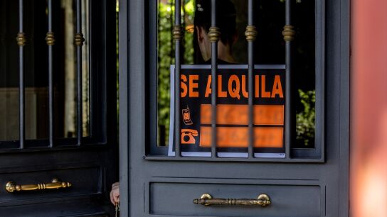 Un cartel que anuncia que se alquila una vivienda en Madrid.