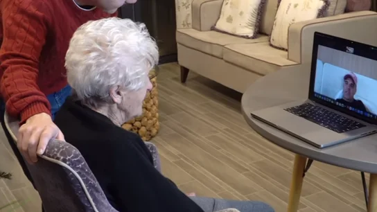 La emotiva sorpresa de Robbie Williams a una fan de 94 años: "Hasta el año que viene... si sigo viva" La emotiva sorpresa de Robbie Williams a una fan de 94 años: "Hasta el año que viene... si sigo viva"