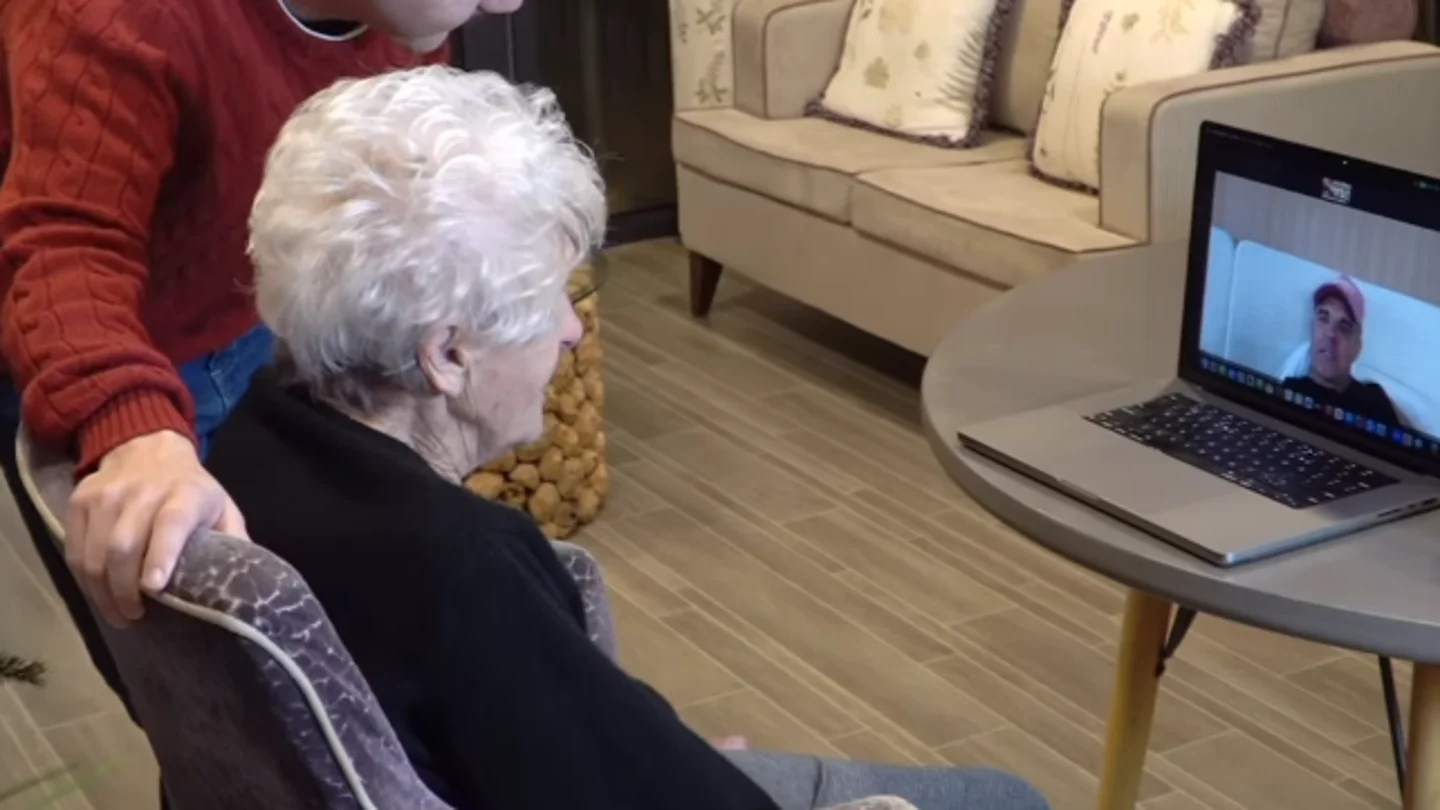 La emotiva sorpresa de Robbie Williams a una fan de 94 años: "Hasta el año que viene... si sigo viva" La emotiva sorpresa de Robbie Williams a una fan de 94 años: "Hasta el año que viene... si sigo viva"