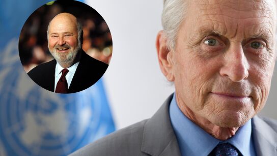 Michael Douglas, en una imagen de la ONU, junto a una fotograf&iacute;a de Rob Reiner