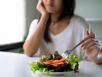 Mujer comiendo Mujer comiendo