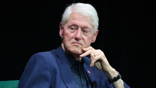 El expresidente de Estados Unidos Bill Clinton asistiendo a un evento en Washington en una imagen del 3 de junio de 2025.