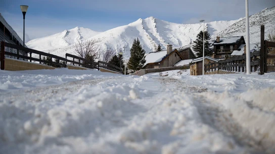 Vista de la localidad cántabra de Brañavieja cubierta de nieve Vista de la localidad cántabra de Brañavieja cubierta de nieve