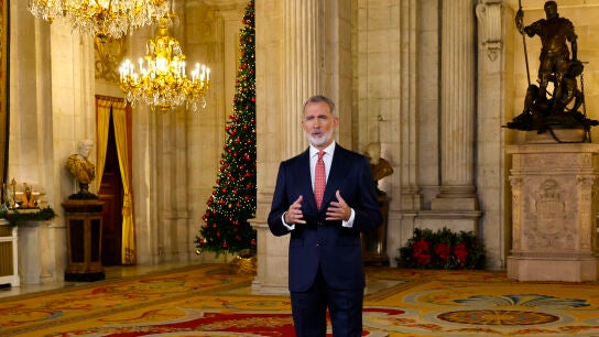 Felipe VI pronuncia su tradicional discurso de Nochebuena desde el Palacio Real. 