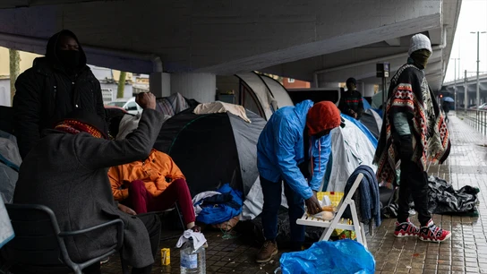 Imagen de los migrantes desalojados del B9 que viven debajo del puente de la C-31 en Badalona Imagen de los migrantes desalojados del B9 que viven debajo del puente de la C-31 en Badalona