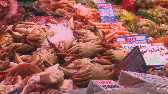 Marisco en un mercado antes de Nochebuena. 