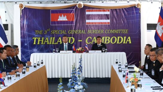 Las autoridades de Tailandia y Camboya firman un acuerdo de alto el fuego.