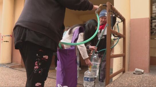 Los vecinos afectados por el incendio de un garaje en C&aacute;diz denuncian que llevan un mes sin agua: "Las bajantes est&aacute;n todas derretidas"