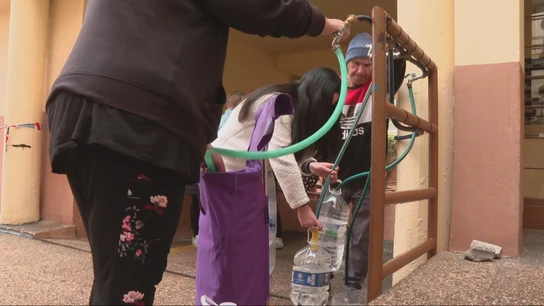 Los vecinos afectados por el incendio de un garaje en Cádiz denuncian que llevan un mes sin agua: "Las bajantes están todas derretidas" Los vecinos afectados por el incendio de un garaje en Cádiz denuncian que llevan un mes sin agua: "Las bajantes están todas derretidas"