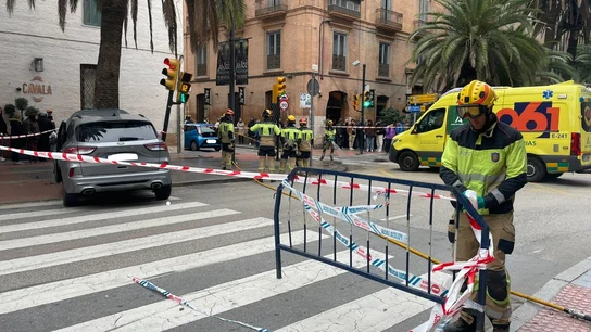 Grave atropello en Málaga: tres personas resultan heridas tras ser arrolladas por un coche accidentado. Grave atropello en Málaga: tres personas resultan heridas tras ser arrolladas por un coche accidentado.