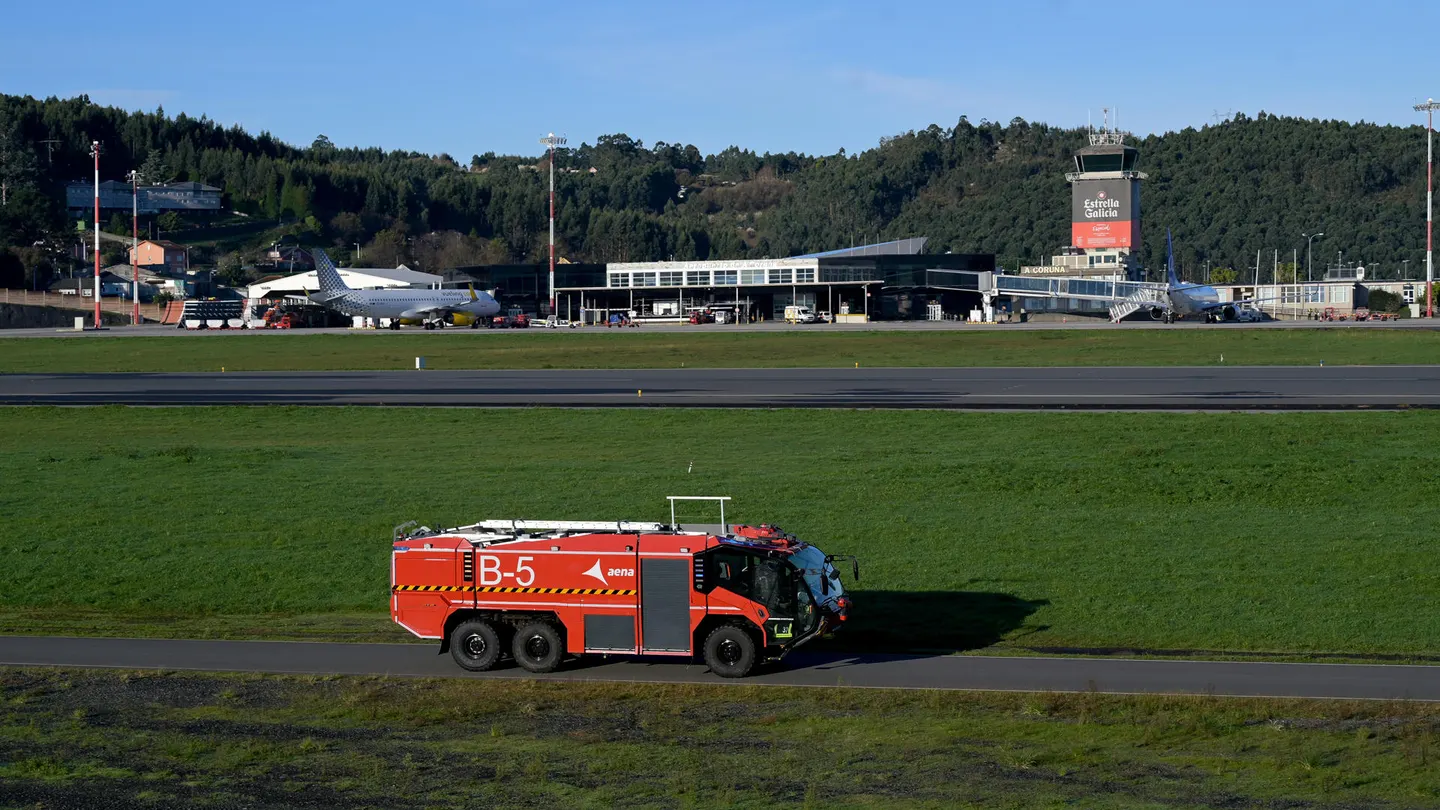 Un camión de Bomberos circula por los terrenos circundantes a las pista del aeropuerto de A Coruña en busca de un jabalí este sábado. Un camión de Bomberos circula por los terrenos circundantes a las pista del aeropuerto de A Coruña en busca de un jabalí este sábado.
