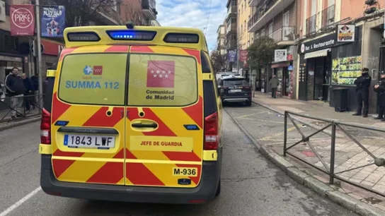 Muere un hombre de 60 años por una herida de arma blanca en el distrito madrileño de Usera Una ambulancia de SUMMA 112 atiende un apuñalamiento en Marcelo Usera a 26 de diciembre de 2025