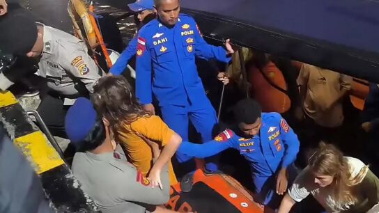 Buscan a una familia espa&ntilde;ola desaparecida tras el naufragio de un barco tur&iacute;stico en el estrecho de la isla de Padar, Indonesia