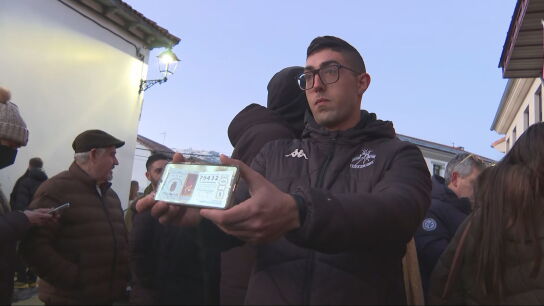 Un vecino muestra el boleto premiado de Loter&iacute;a de Navidad en Villaman&iacute;n. 