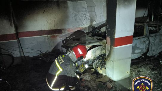 Un incendio en un aparcamiento subterr&aacute;neo obliga a desalojar a de sus viviendas a 60 vecinos de San Coma