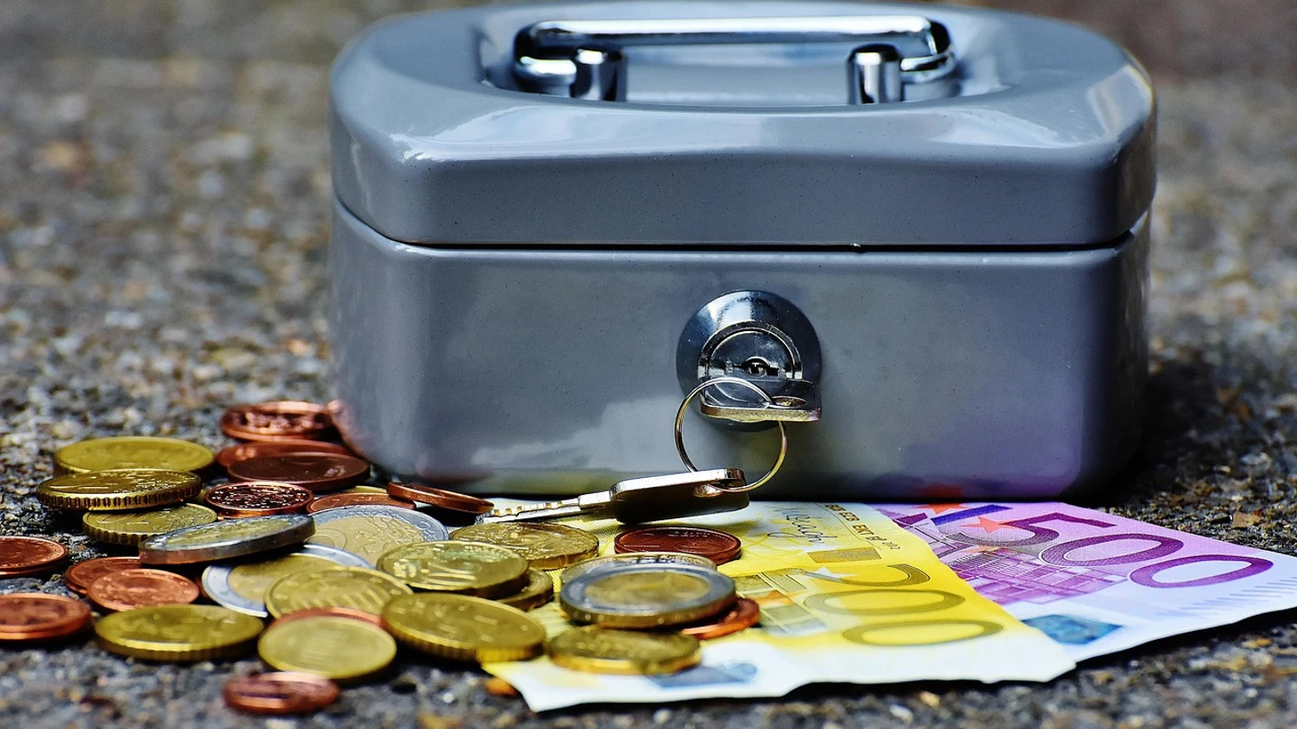 Caja fuerte con dinero Caja fuerte con dinero