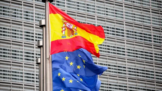 Imagen de archivo de las banderas de España y de la UE ondeando en Bruselas Imagen de archivo de las banderas de España y de la UE ondeando en Bruselas