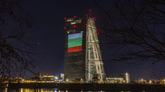 Bandera de Bulgaria en la fachada de la sede del Banco Central Europeo en Frankfurt Bandera de Bulgaria en la fachada de la sede del Banco Central Europeo en Frankfurt