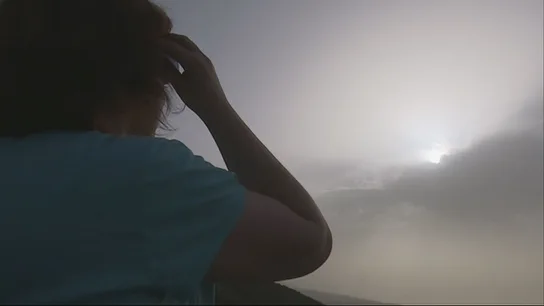 Una mujer utiliza gafas especiales para ver el sol Una mujer utiliza gafas especiales para ver el sol