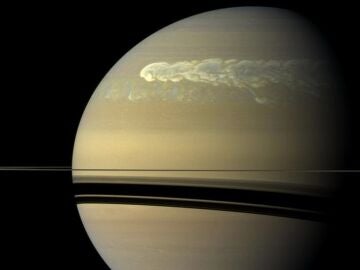 Nuevas observaciones revelan un planeta rebelde con la masa de Saturno