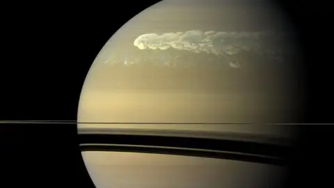 Nuevas observaciones revelan un planeta rebelde con la masa de Saturno Nuevas observaciones revelan un planeta rebelde con la masa de Saturno