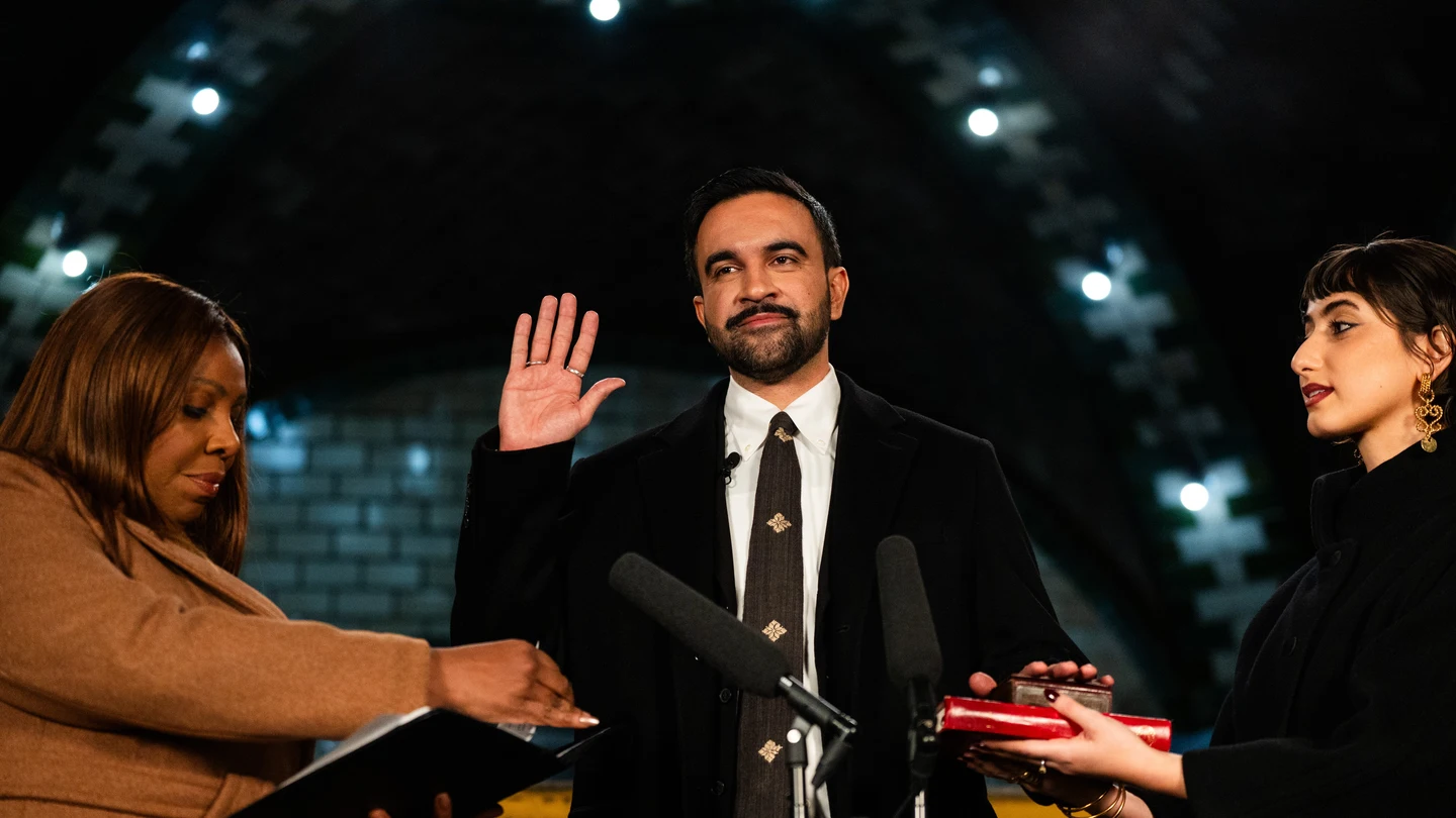 Zohran Mamdani jura como alcalde de la ciudad de Nueva York en la antigua estación City Hall de Nueva York, Estados Unidos, el 1 de enero de 2026. Zohran Mamdani jura como alcalde de la ciudad de Nueva York en la antigua estación City Hall de Nueva York, Estados Unidos, el 1 de enero de 2026.