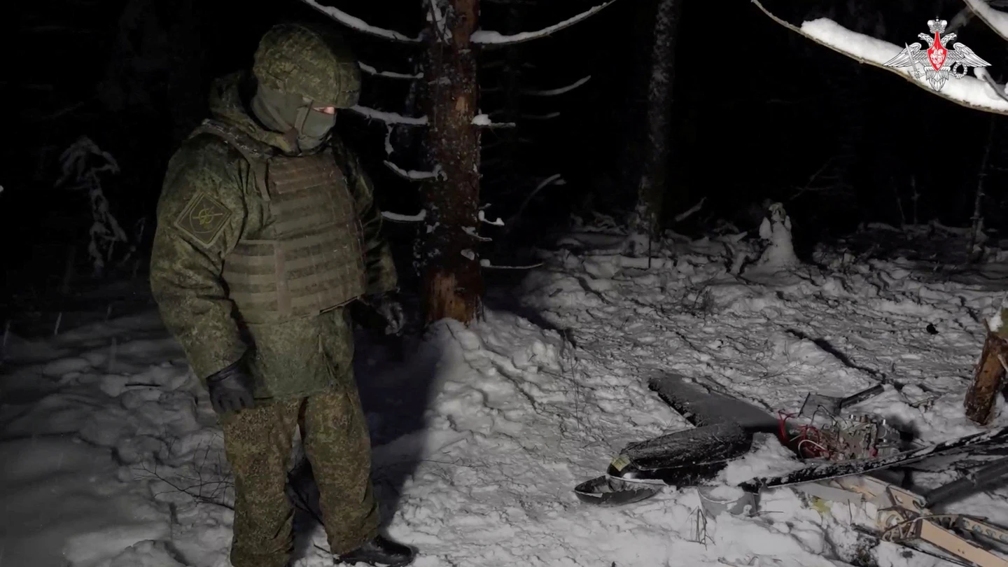 El Ministerio de Defensa ruso muestra un dron derribado tras un presunto ataque con drones a la residencia de Putin. El Ministerio de Defensa ruso muestra un dron derribado tras un presunto ataque con drones a la residencia de Putin.