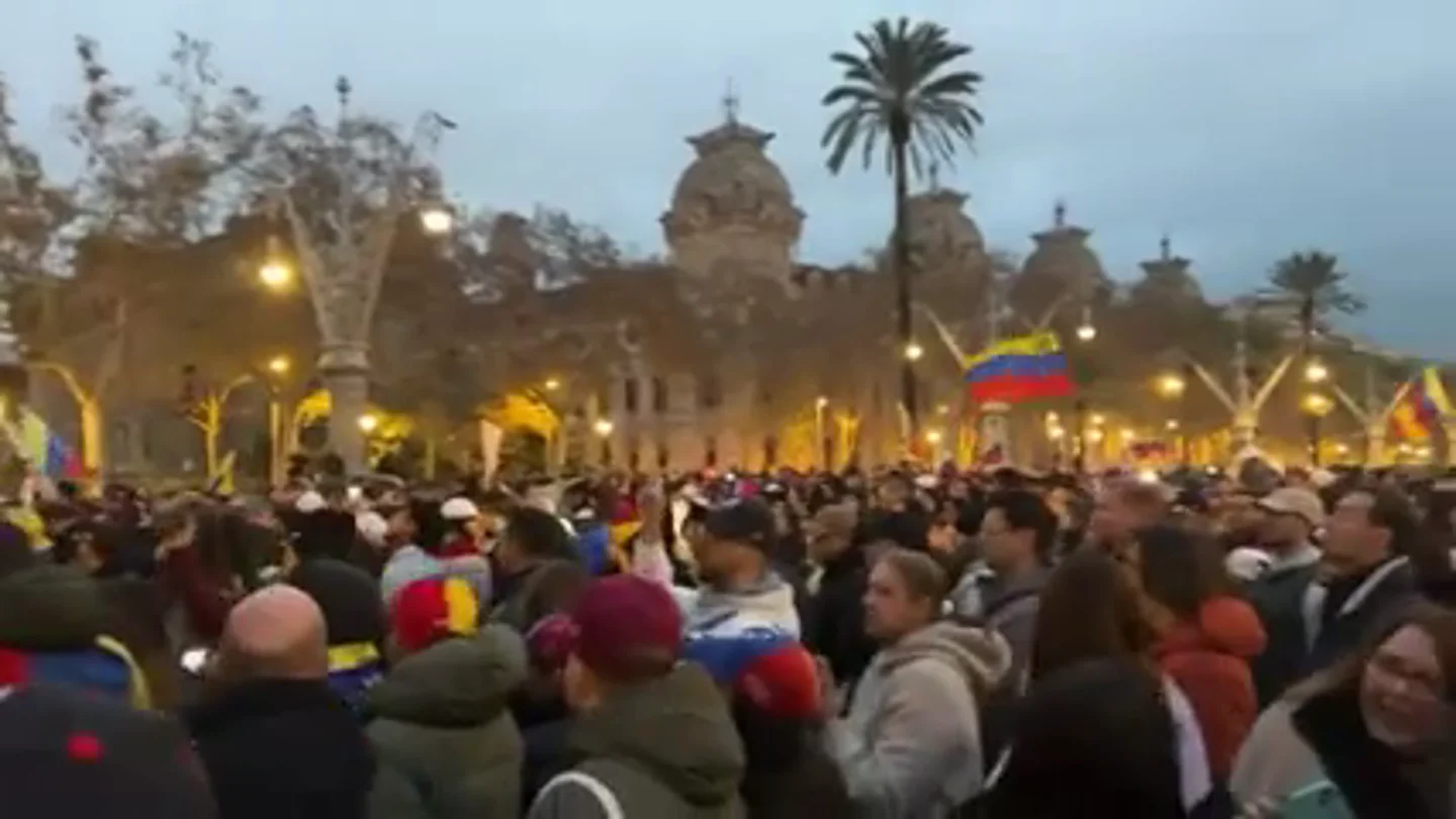 Centenares de venezolanos celebran en Barcelona la captura de Maduro Centenares de venezolanos celebran en Barcelona la captura de Maduro