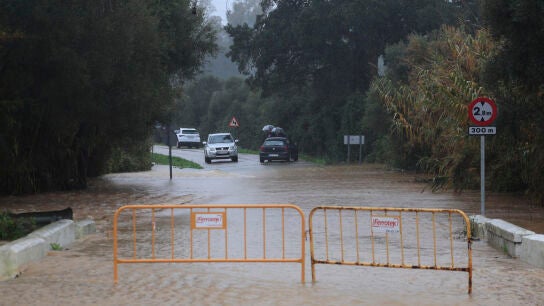 Carretera cortada por las intensas lluvias. 