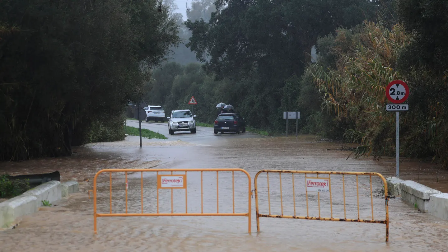 Carretera cortada por las intensas lluvias. Carretera cortada por las intensas lluvias.