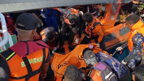 Rescatistas recuperan un cuerpo en aguas cercanas a la isla Padar, cerca de Labuan Bajo, el lugar en el que sucedi&oacute; el naufragio.